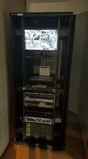 Bastidor de rede com gravador e monitor de videovigilância