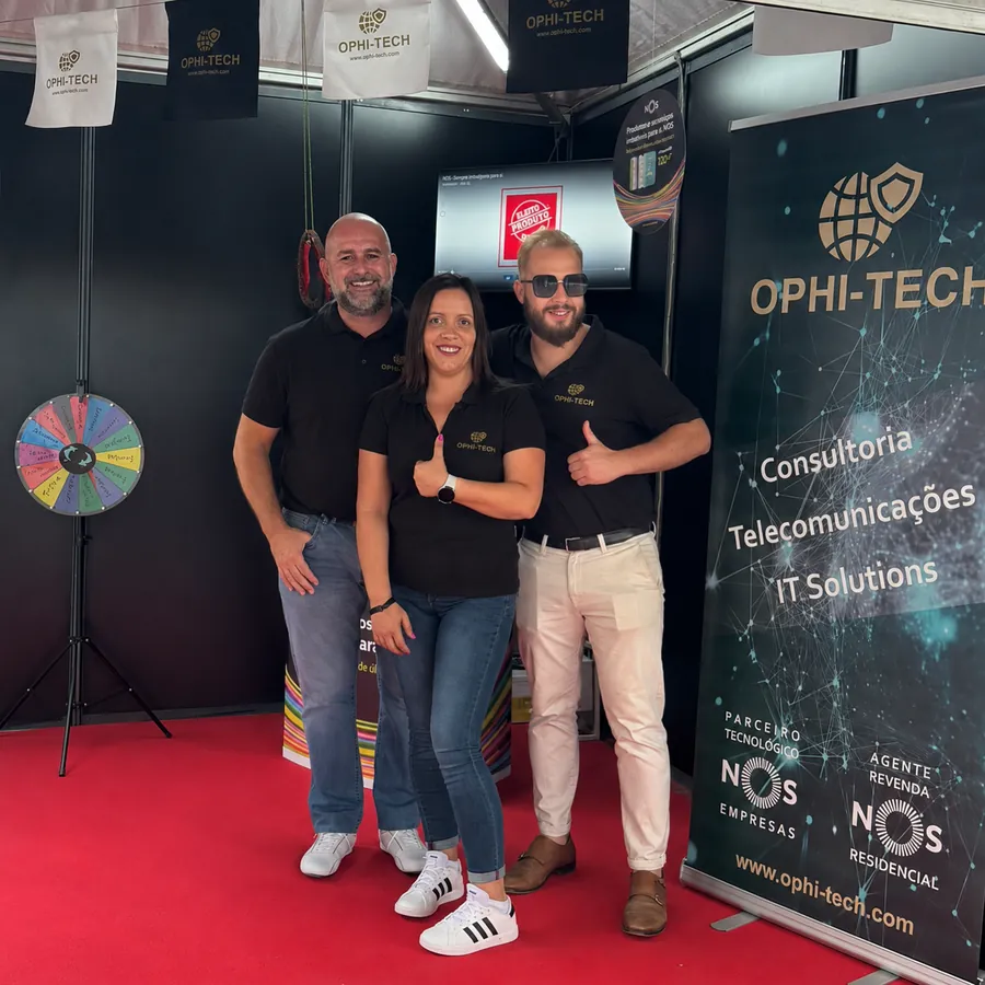 Equipa OPHI-TECH no stand da marca