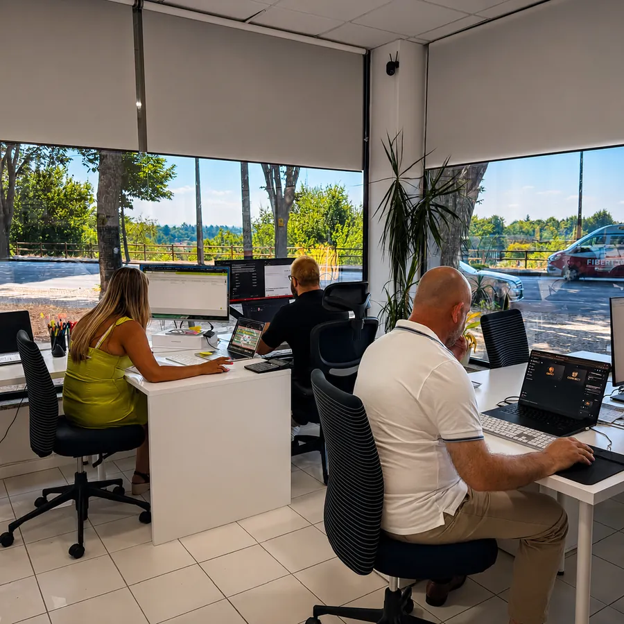 Equipa OPHI-TECH a trabalhar no escritório em Viseu